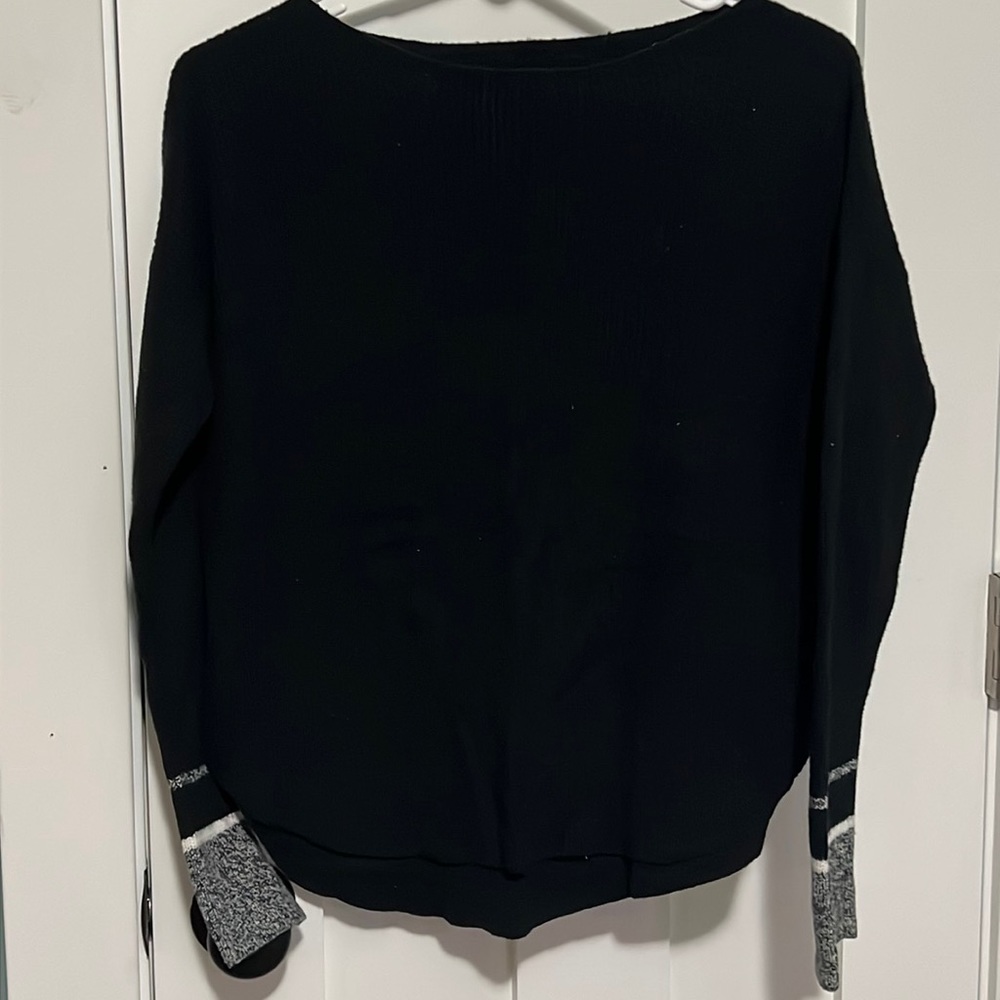 Black long sleeve sweater ❄️❄️❄️ Small